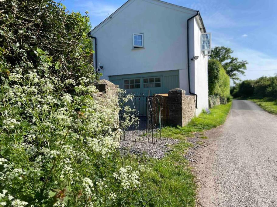 Couples Getaway, With Mountain Views/Dog Friendly Villa Crickhowell Buitenkant foto